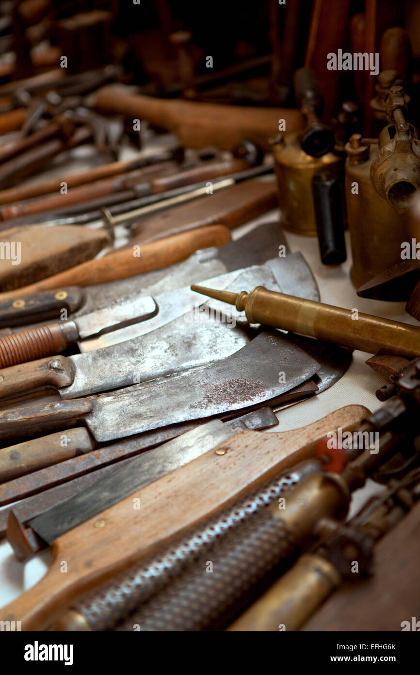 Vieux outils dans un marché aux puces Banque D'Images