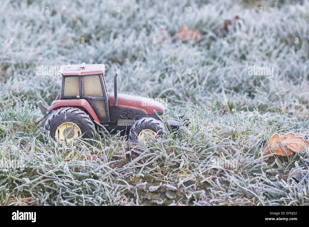 Tracteur jouet dans un paramètre de frosty Banque D'Images