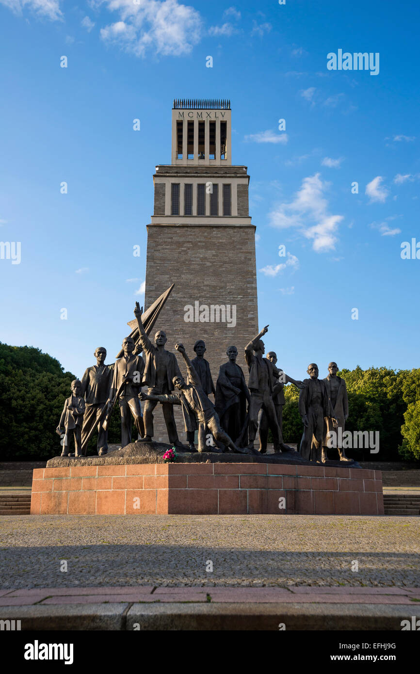 Sculpture des prisonniers libérés avec la Tour de la liberté, Buchenwald Memorial, Weimar, Allemagne Banque D'Images