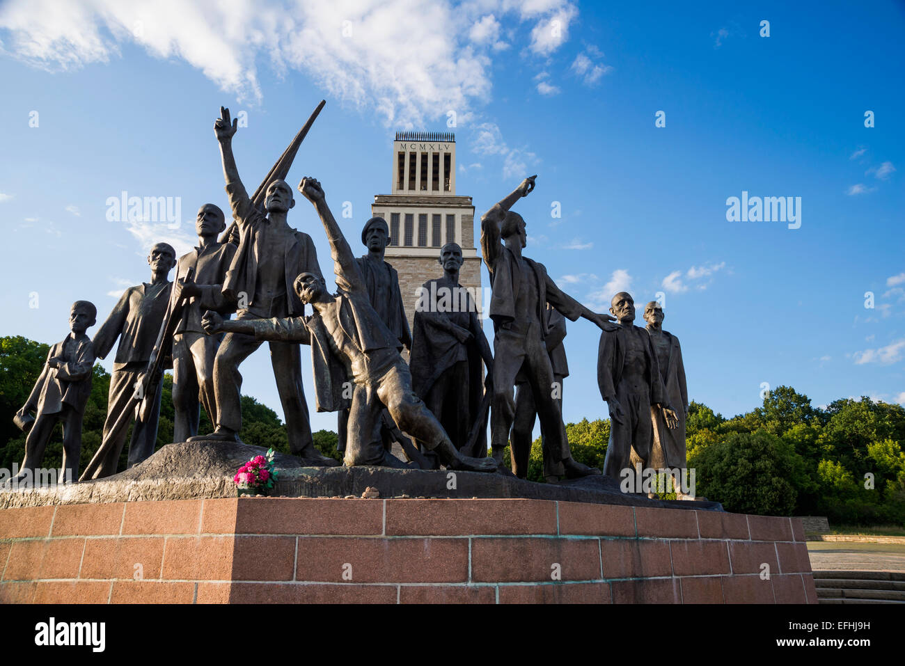 Sculpture des prisonniers libérés avec la Tour de la liberté, Buchenwald Memorial, Weimar, Allemagne Banque D'Images