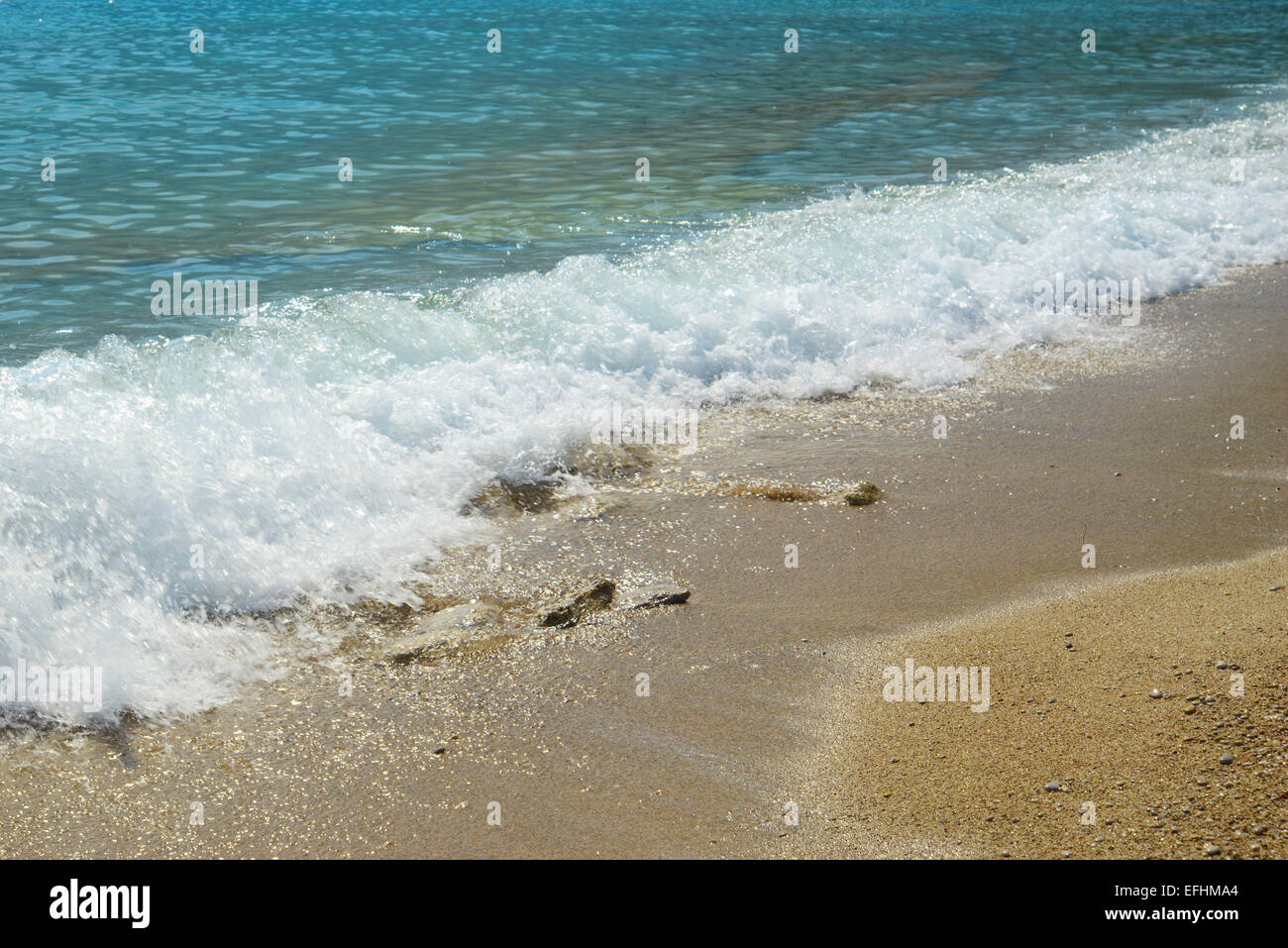 Image des vagues sur une plage illustrant le concept d'été Banque D'Images