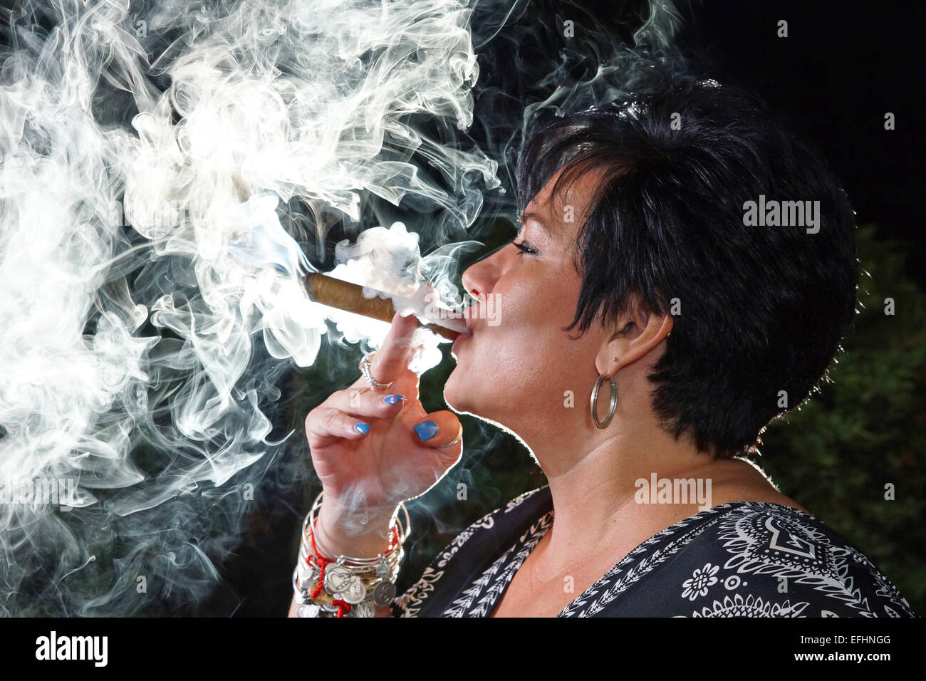 Femme fumant un cigare Banque D'Images