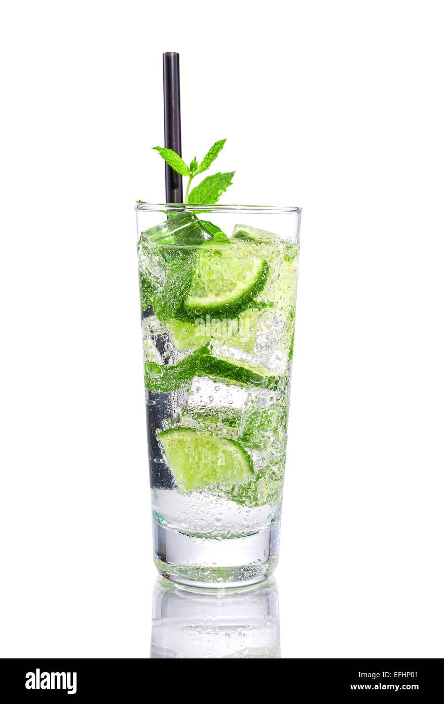 Le Mojito avec de la chaux et de menthe sur blanc isolé Banque D'Images