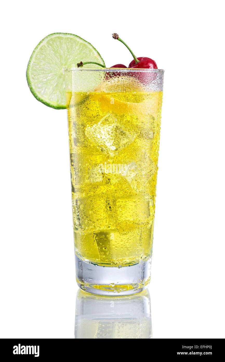Cocktail long jaune avec du citron et cerise sur blanc isolé Banque D'Images