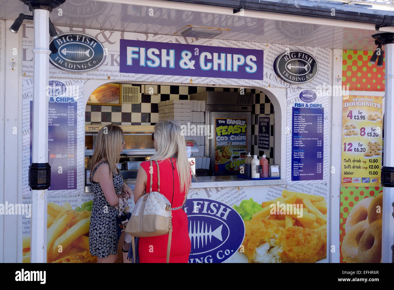 Les touristes d'acheter du poisson et frites sur la jetée de Brighton, East Sussex, Angleterre, Royaume-Uni Banque D'Images