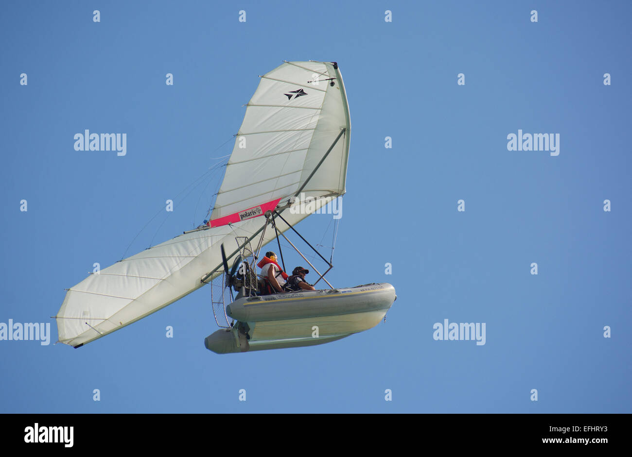 République dominicaine. Un bateau gonflable rigide de vol au-dessus de la plage de Punta Cana. 2015. Banque D'Images