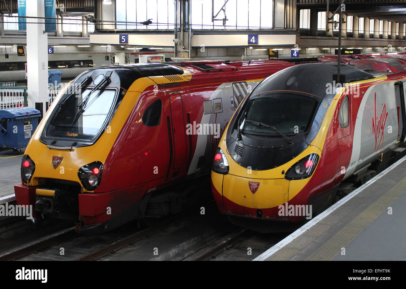 Virgin Trains à Londres Euston station sur West Coast Main Line.Voyager diesel et électriques Pendolino Banque D'Images