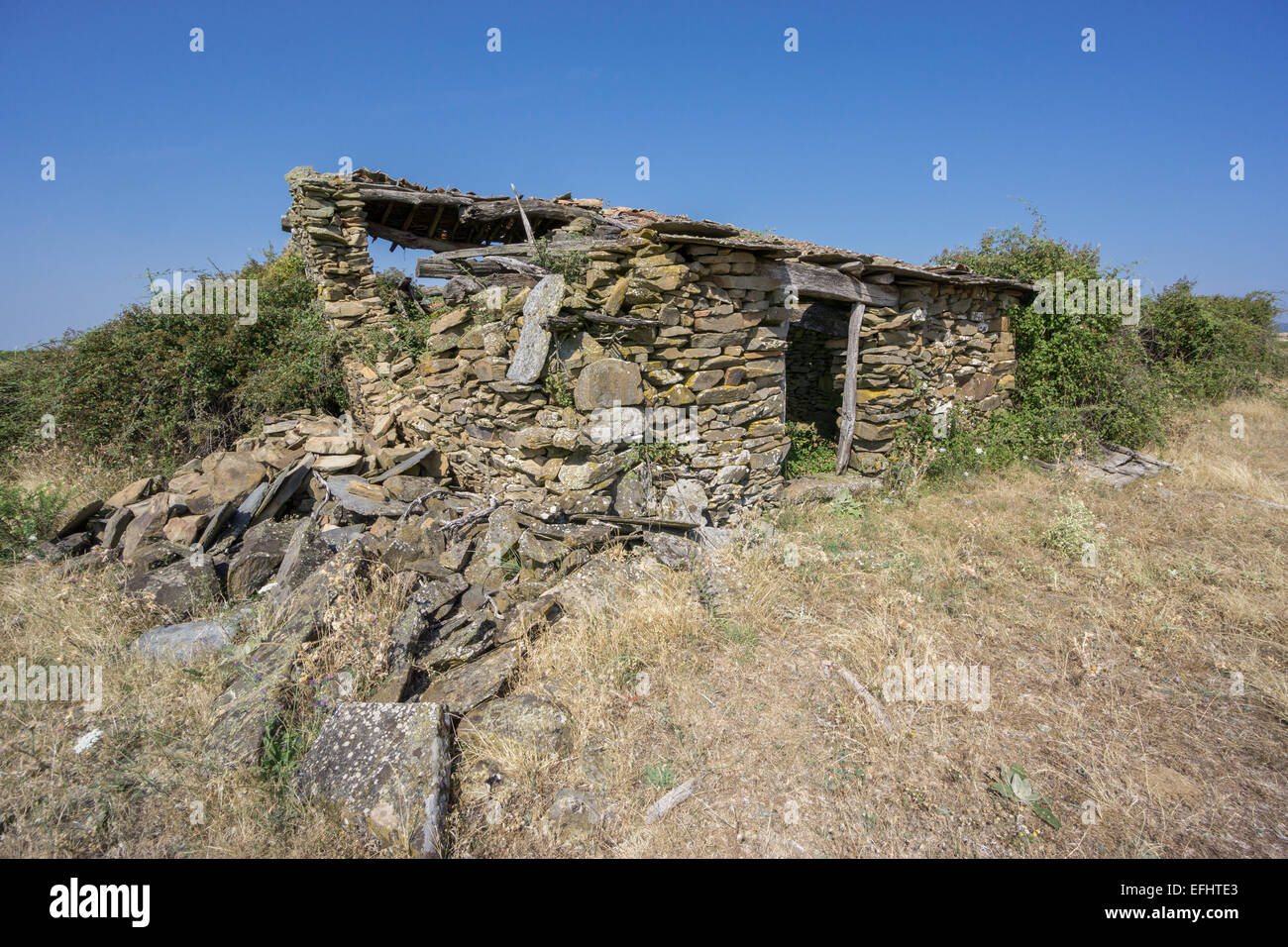 Vieille maison abandonnée faite avec des pierres Banque D'Images