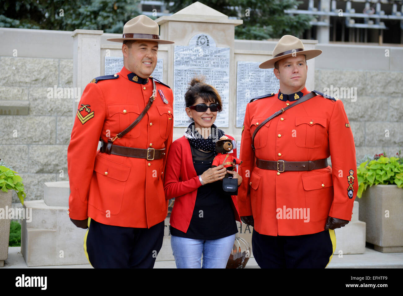 Tourist posent avec la GRC, Gendarmerie royale du Canada, GRC Division Dépôt de la GRC à Regina, Saskatchewan, Canada Banque D'Images