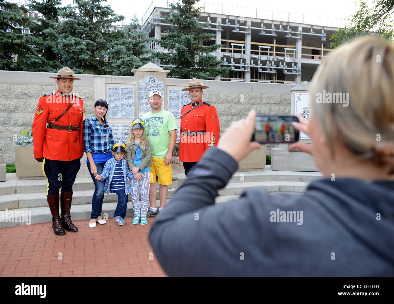 Les touristes posent avec la GRC, Gendarmerie royale du Canada, GRC Division Dépôt de la GRC à Regina, Saskatchewan, Canada Banque D'Images