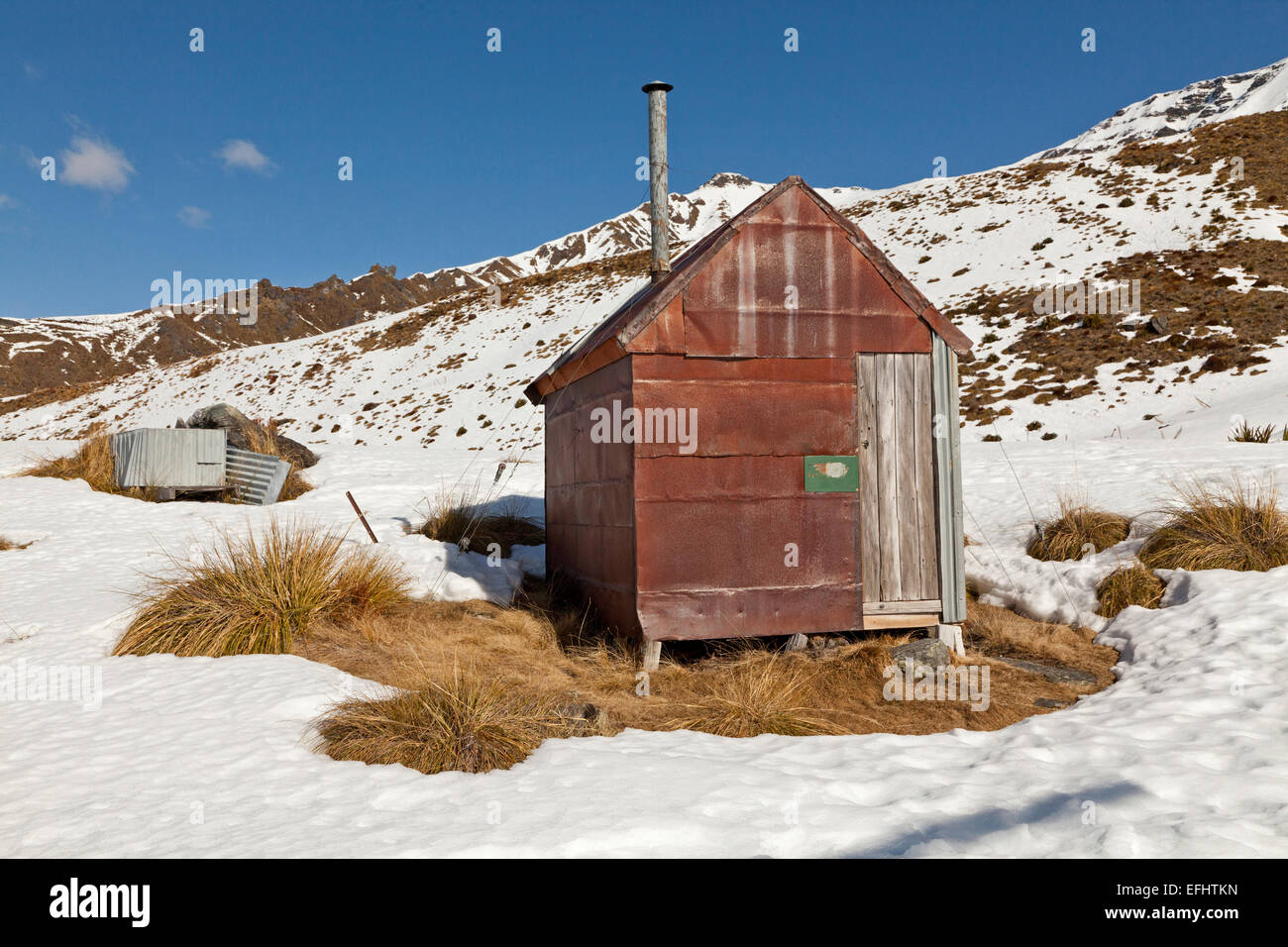 Gold Miner, historique, iron hut dans la neige, pionniers hut dans les montagnes, près de Queenstown, île du Sud, Nouvelle-Zélande Banque D'Images
