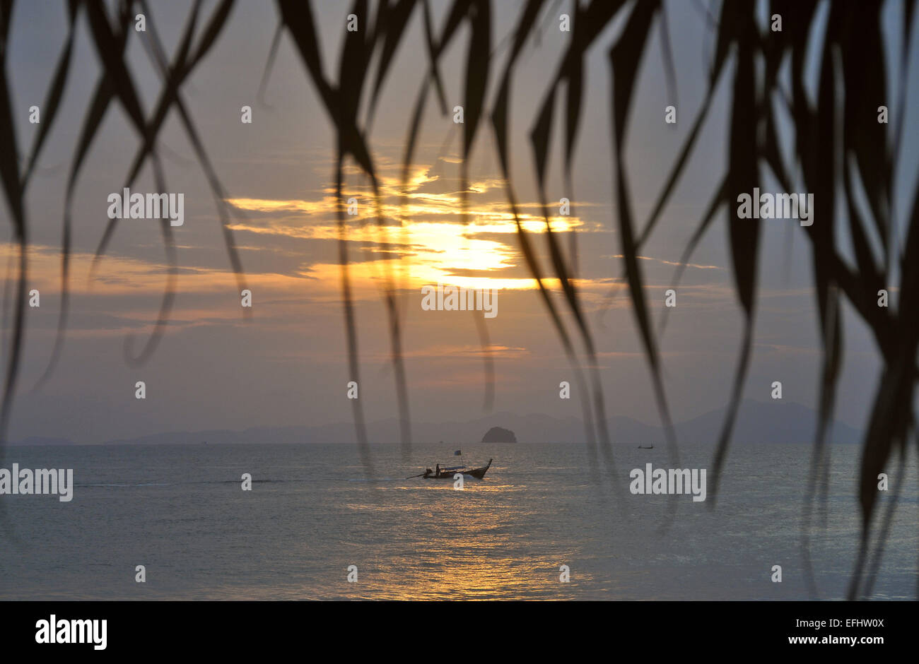 Coucher du soleil à Ao Nang Beach, Krabi, mer Andaman, Thailande, Asie Banque D'Images
