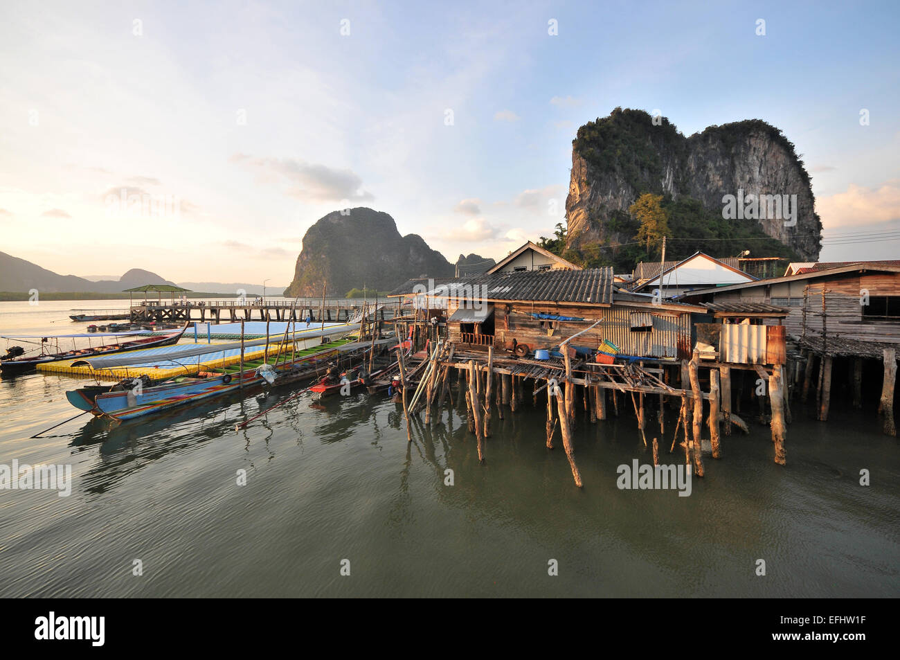 Dans stalkvillage Ko Panyi près de Ao Phang Nga Phuket, la mer d'Andaman, en Thaïlande, en Asie Banque D'Images