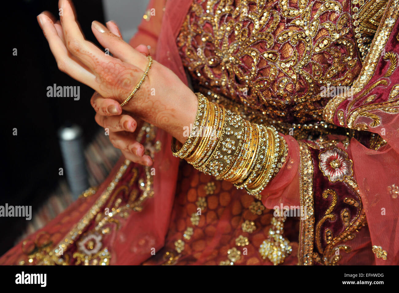 Close up of a se préparer pour le jour de son mariage en robe de mariage musulman traditionnel et bangles. Banque D'Images