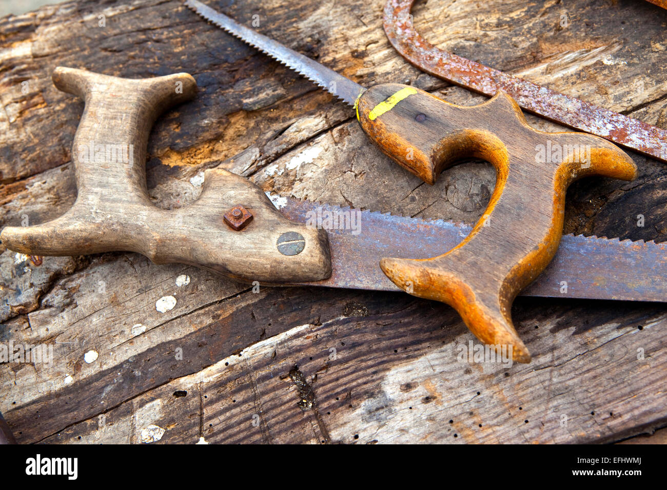 Outils en bois dans un marché aux puces Banque D'Images