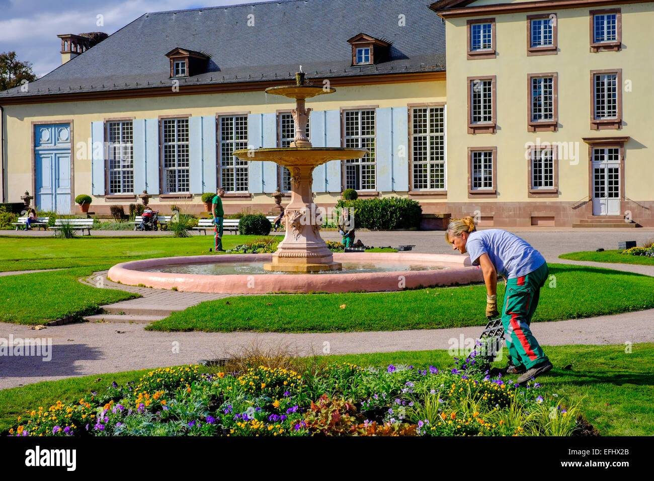 Jardiniers et pavillon Josephine Parc de l'Orangerie Strasbourg Alsace France Europe Banque D'Images