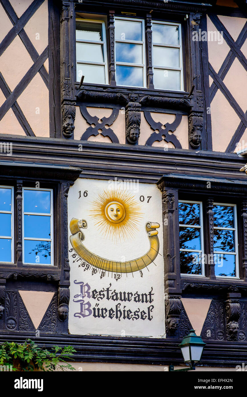 Cadran solaire sur Bürehiesel restaurant, Parc de l'Orangerie, parc de l'Orangerie, Strasbourg, Alsace, France, Europe, Banque D'Images