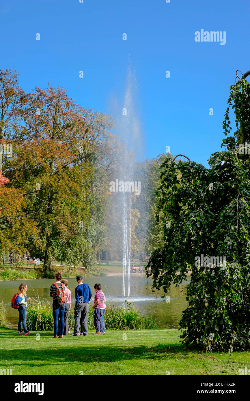 Jet d'eau et Parc de l'étang le parc de l'Orangerie Strasbourg Alsace France Banque D'Images