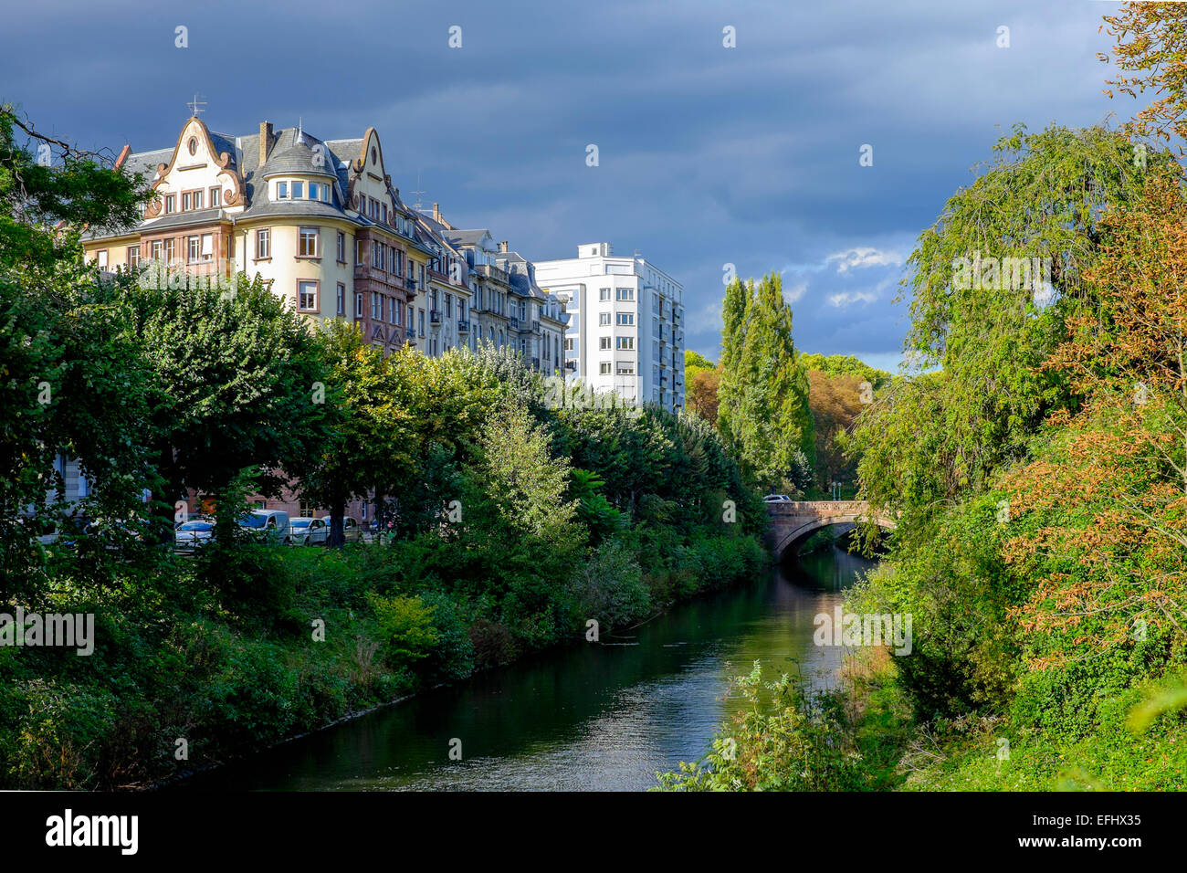 Strasbourg, la rivière Aar, pont des Vosges pont, bâtiments résidentiels avec verdure, quartier Neustadt, Alsace, France, Europe,, Banque D'Images