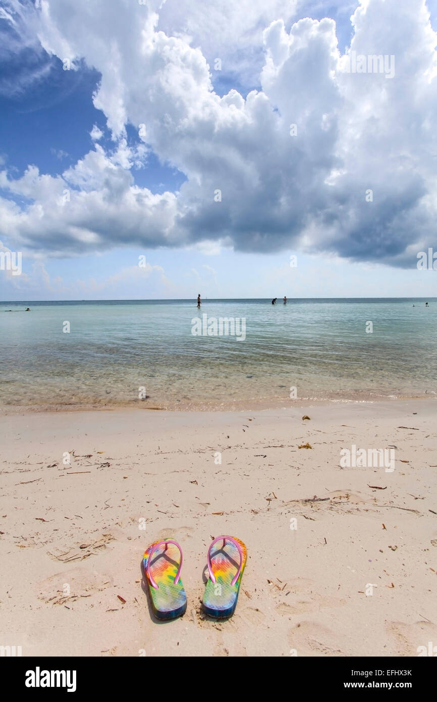 Tongs sur la plage, beach impression à Bahia Honda State Park, Florida Keys, USA Banque D'Images