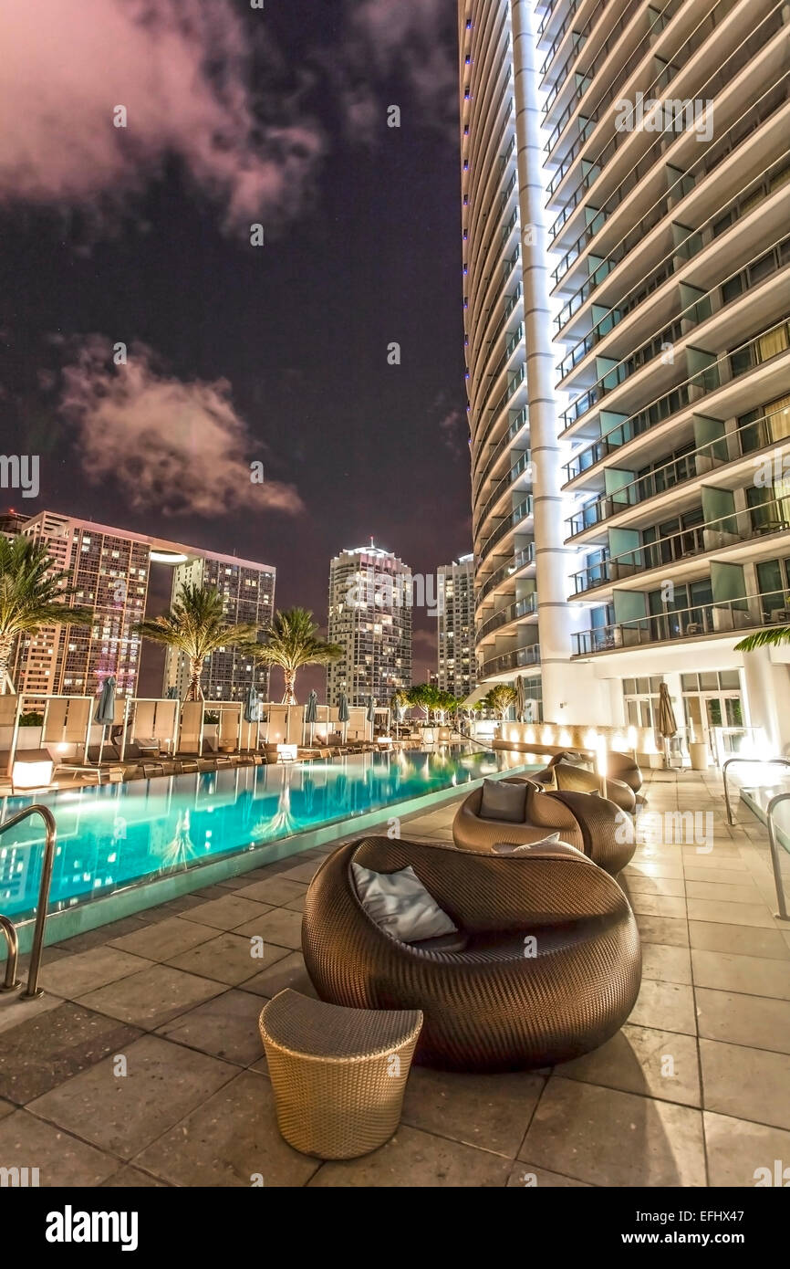 La piscine sont à l'hôtel Epic, le centre-ville de Miami, Miami, Floride, USA Banque D'Images