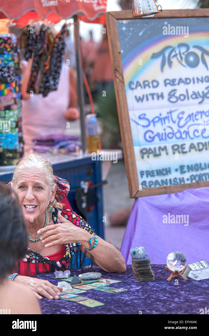 Lecteur de carte de tarot au coucher du soleil tous les jours de célébrations, Mallory Square, Key West, Florida Keys, Floride, USA Banque D'Images