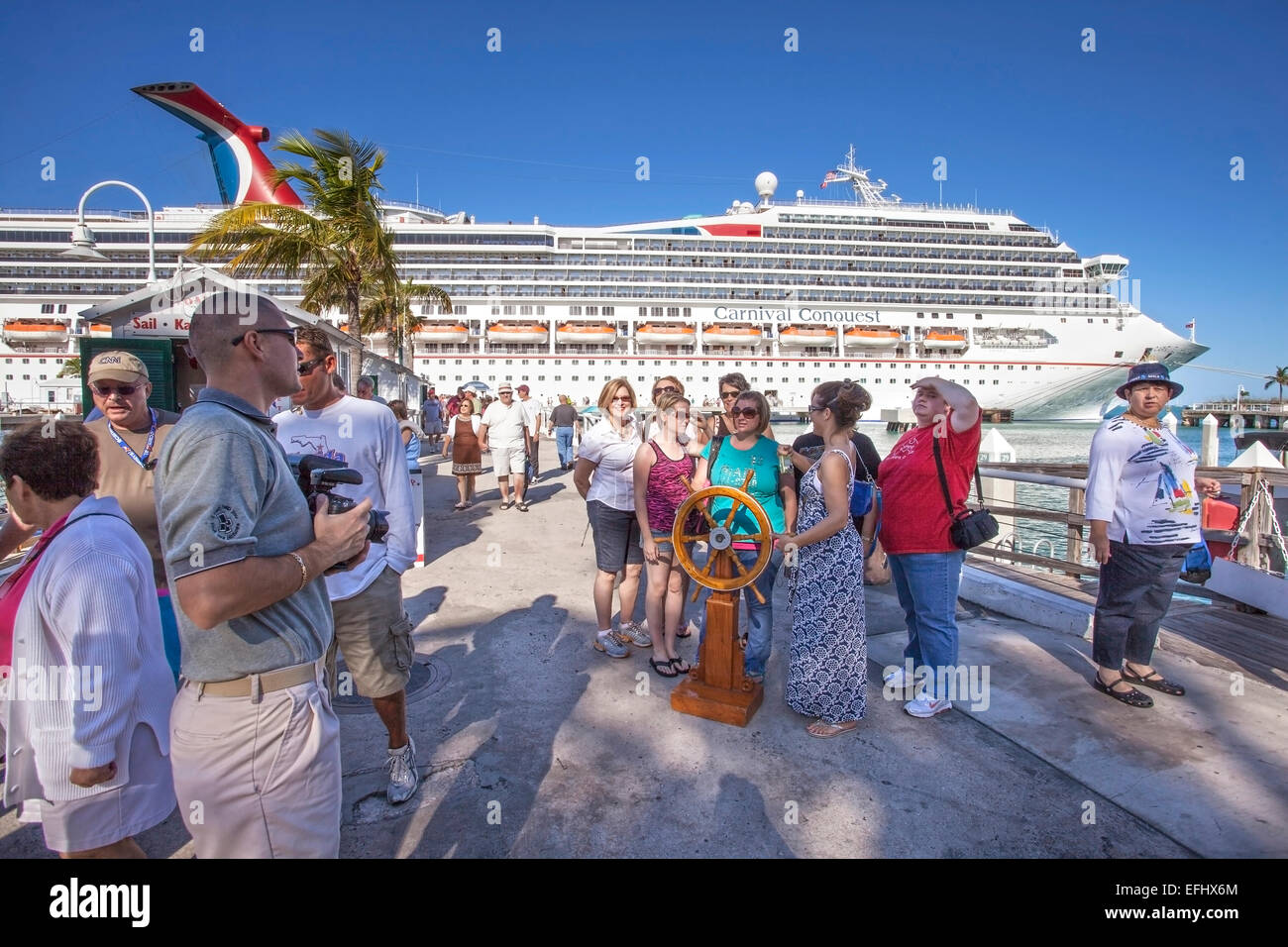 Les touristes en face de navire de croisière de luxe amarrés dans le port de Key West, Florida Keys, Floride, USA Banque D'Images