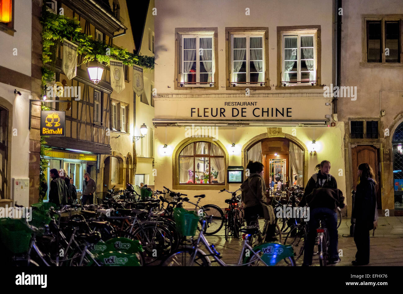 Des vélos et des restaurants de nuit Strasbourg Alsace France Banque D'Images
