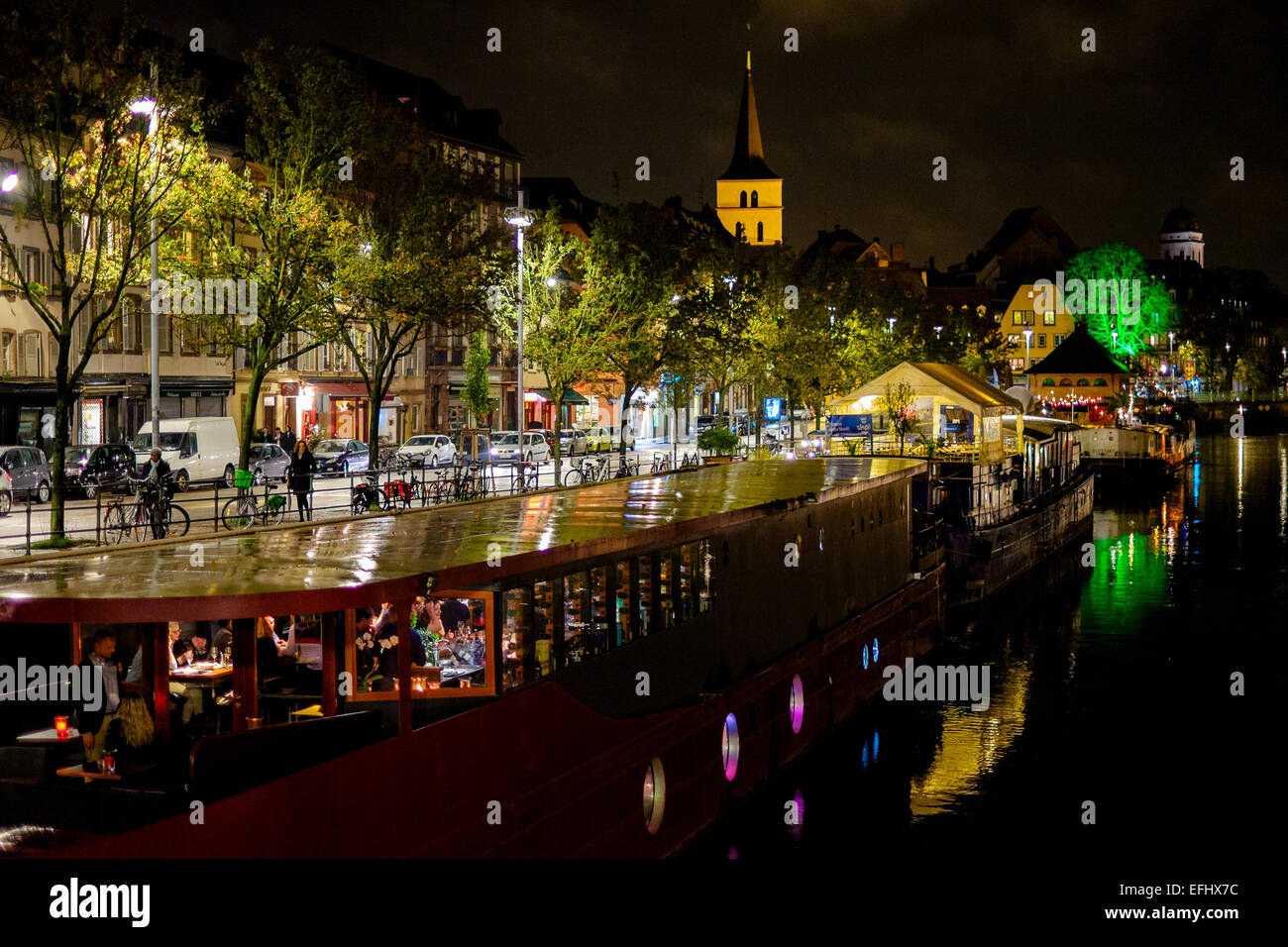 Bar de nuit flottante sur barge au quai des pêcheurs quay Strasbourg Alsace France Europe Banque D'Images