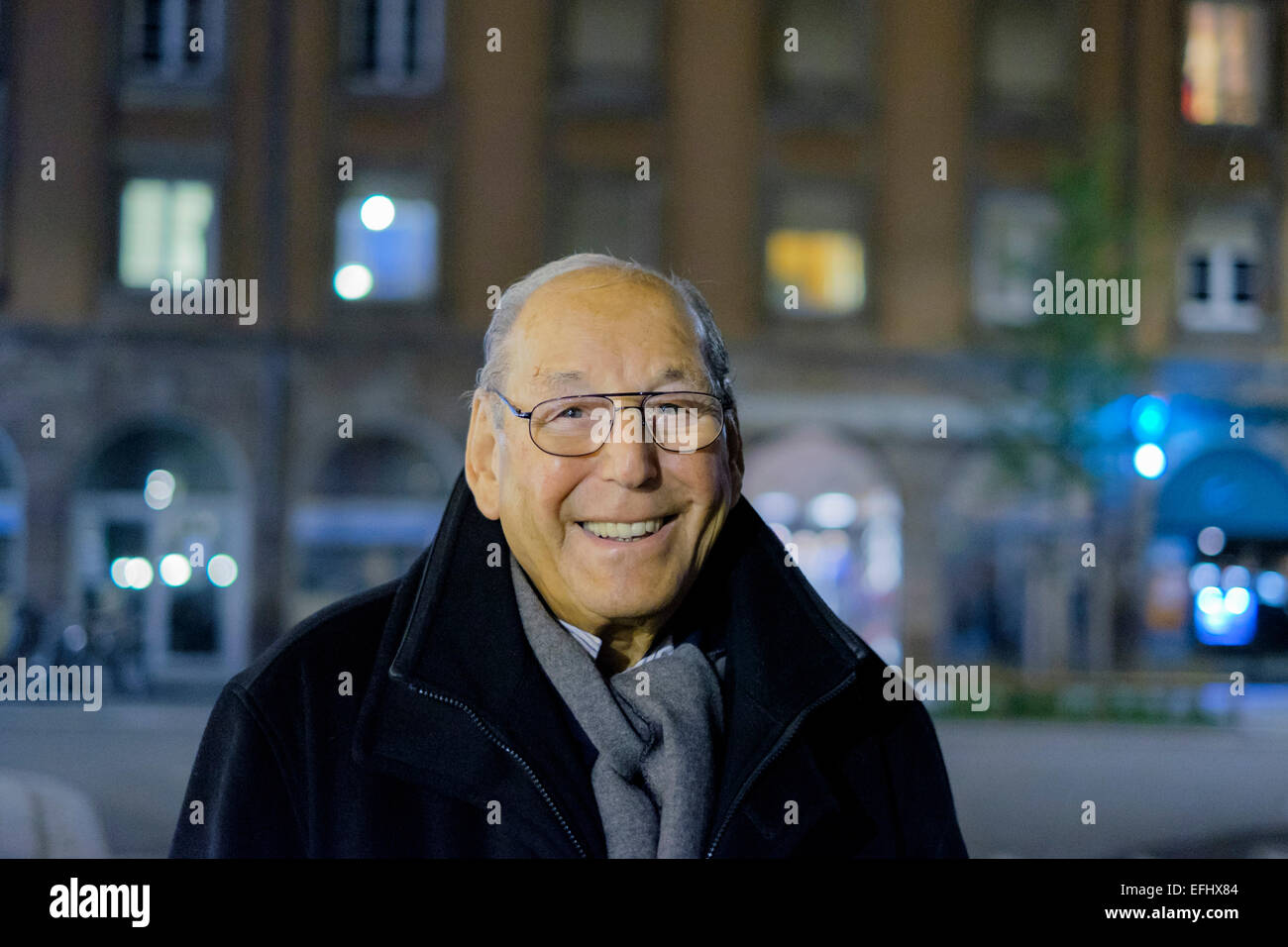 Smiling elderly man 80s portrait de nuit Banque D'Images