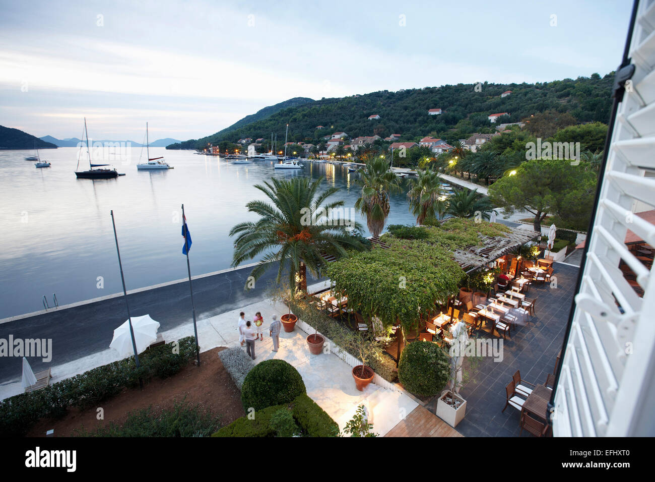 Terrasse du restaurant de l'hôtel le long de la rade, Sipanska Luka, Sipan island, îles Elaphites, au nord-ouest de Dubrovnik Banque D'Images