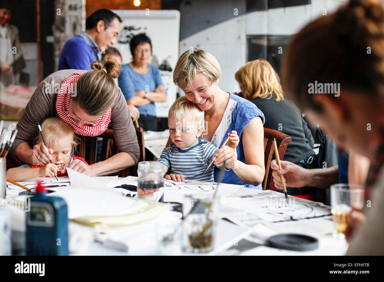 Les enfants qui fréquentent à un atelier de l'encre de chine peinture, Leipzig, Saxe, Allemagne Banque D'Images