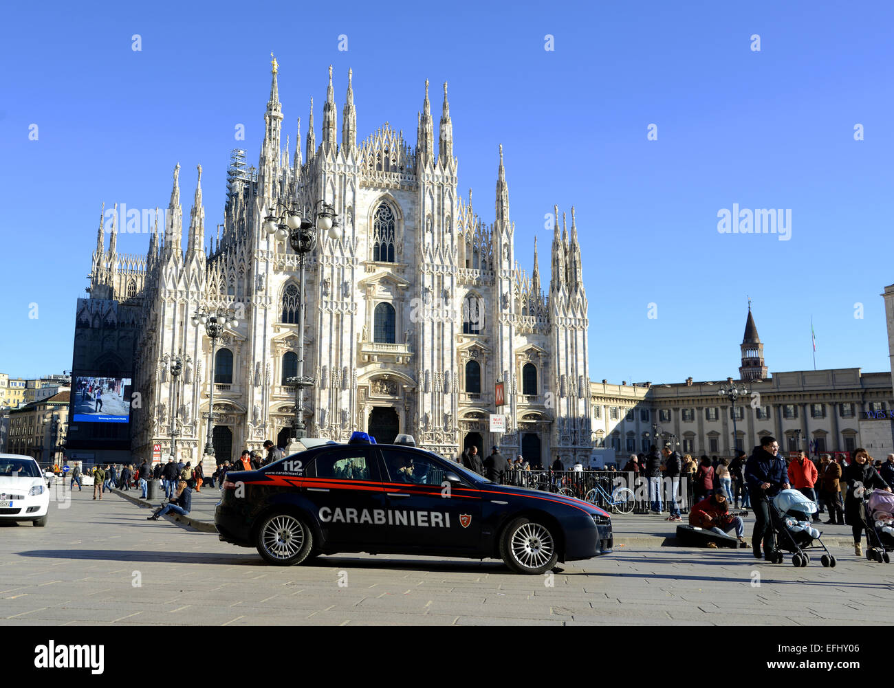 Police à la Cathédrale, la cathédrale de Milan, Il Duomo, carabinieri voiture de police à la cathédrale de Milan, Italie Banque D'Images