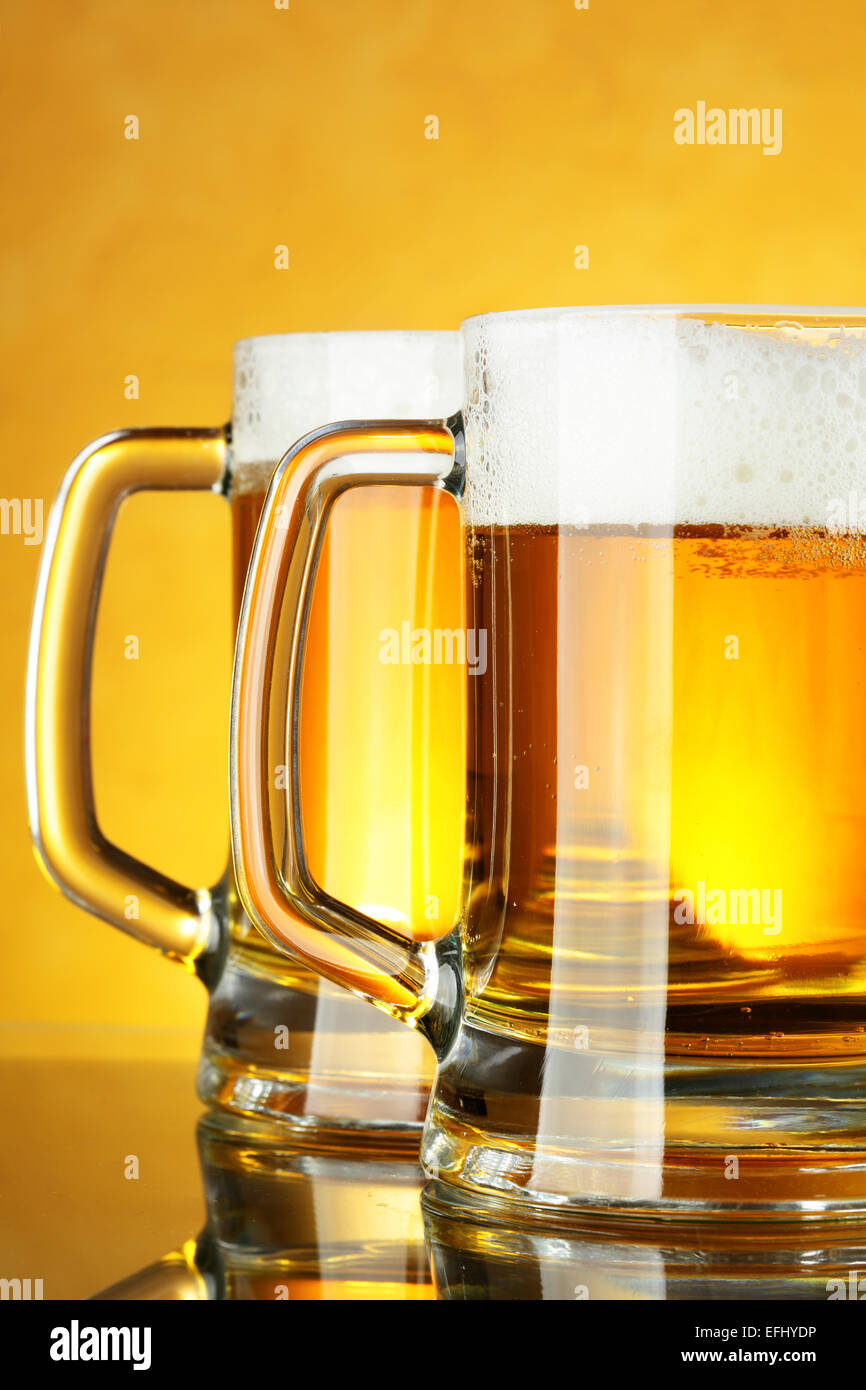 Verres avec plus de mousse fond jaune Banque D'Images