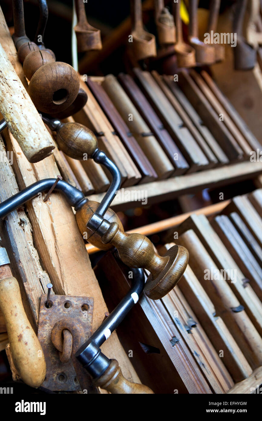 Vieux outils dans un atelier de menuiserie Banque D'Images
