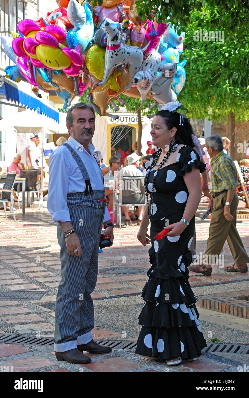 Couple espagnol portant le costume traditionnel dans la Plaza de la Iglesia pendant la Romeria San Bernabé, Marbella, Espagne. Banque D'Images