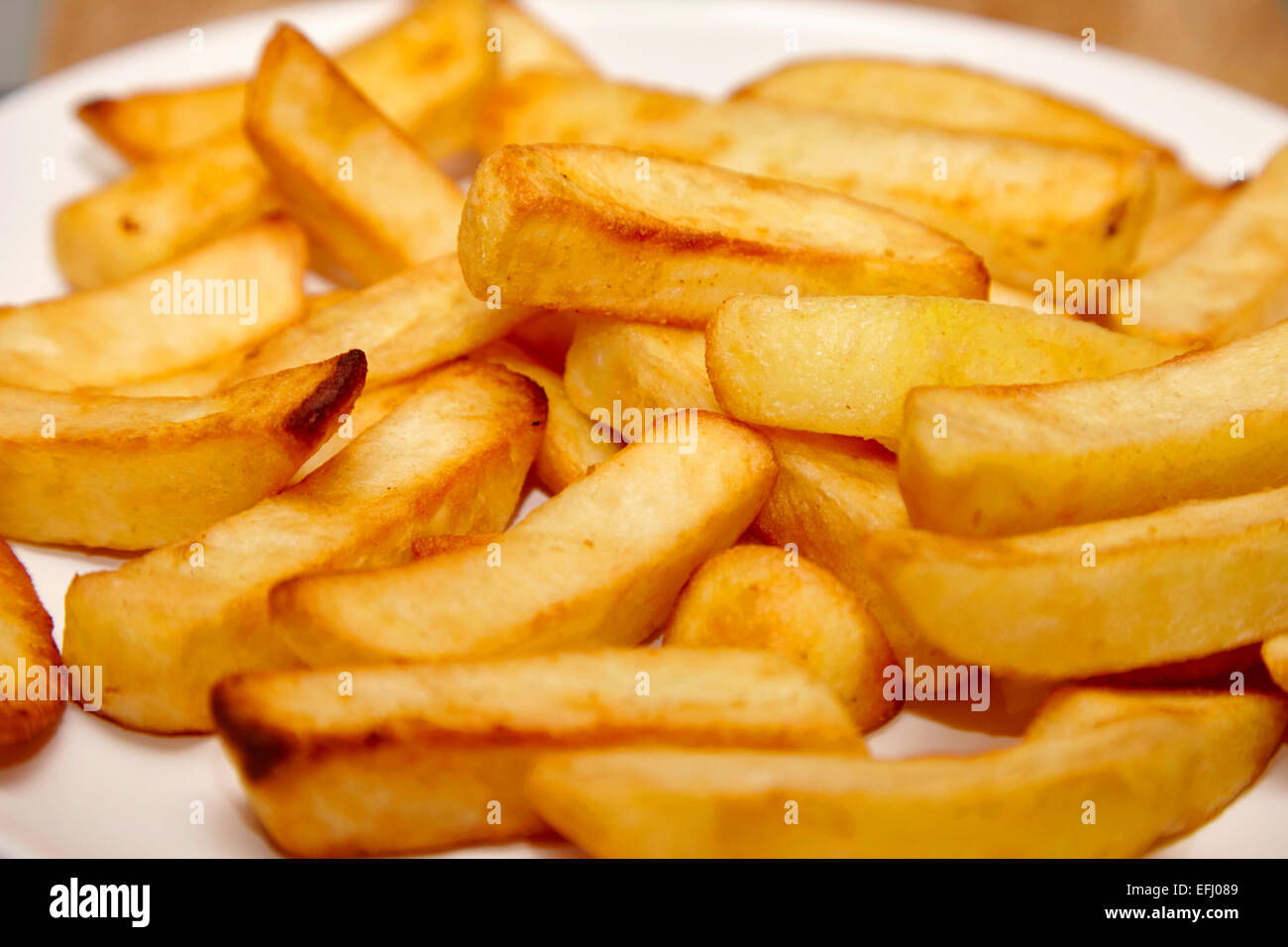 Assiette de frites au four cuit Banque D'Images