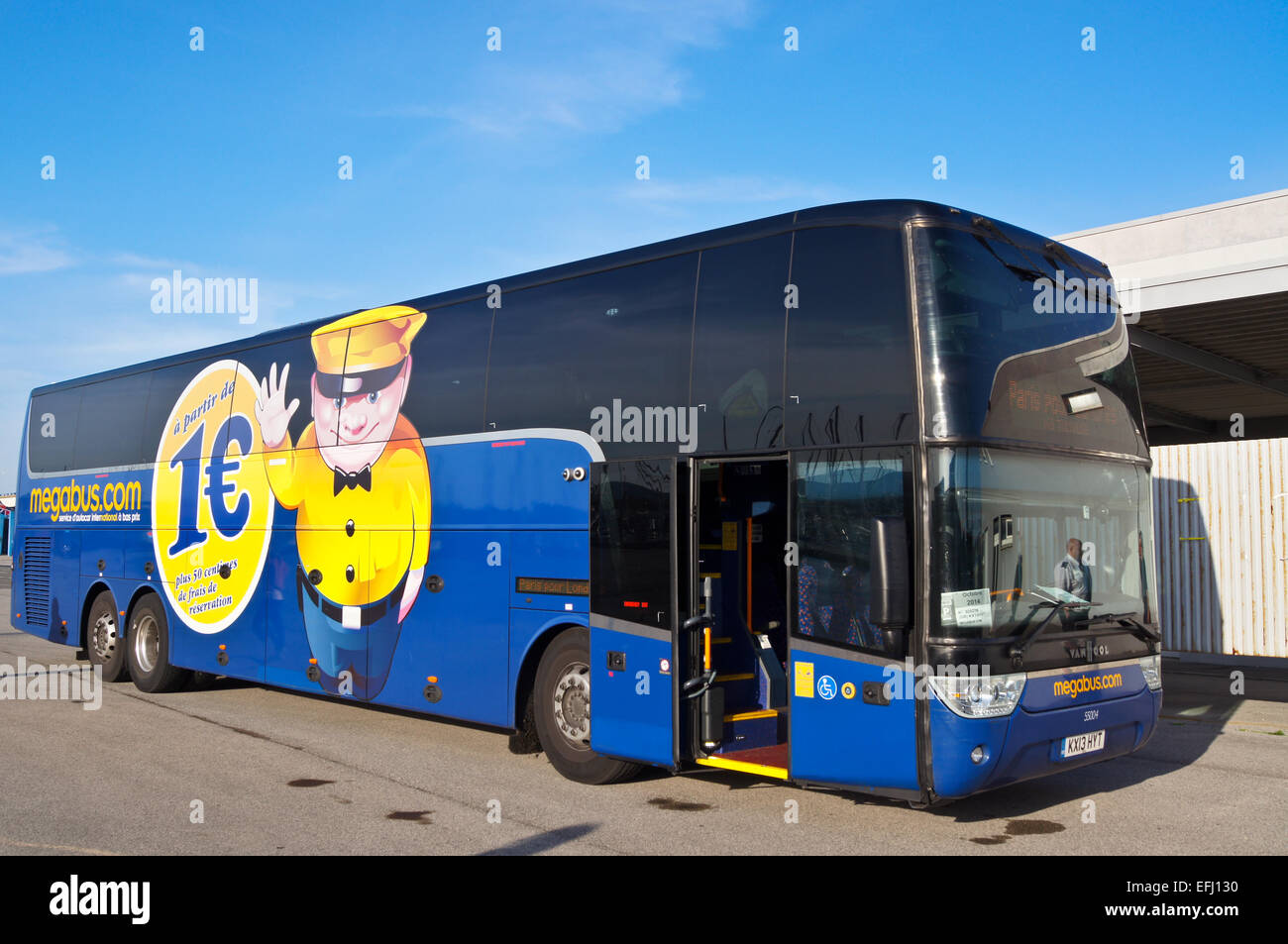 Publicité affiches €1 prix sur un bus Megabus à Boulogne-sur-Mer, France Banque D'Images
