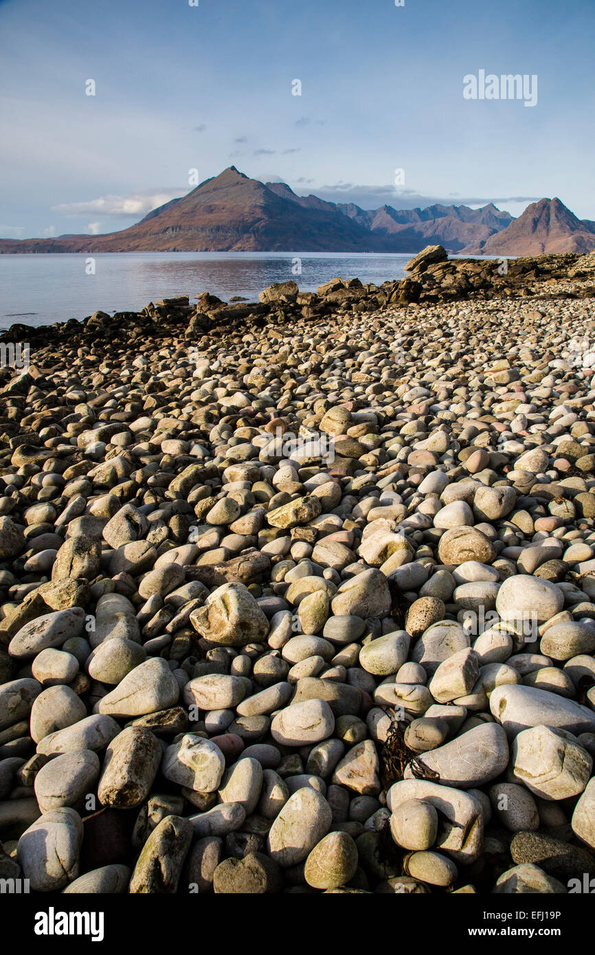 La vue depuis Elgol sur le Loch Scavaig au Cuillin Hills, Skye, Scotland Banque D'Images
