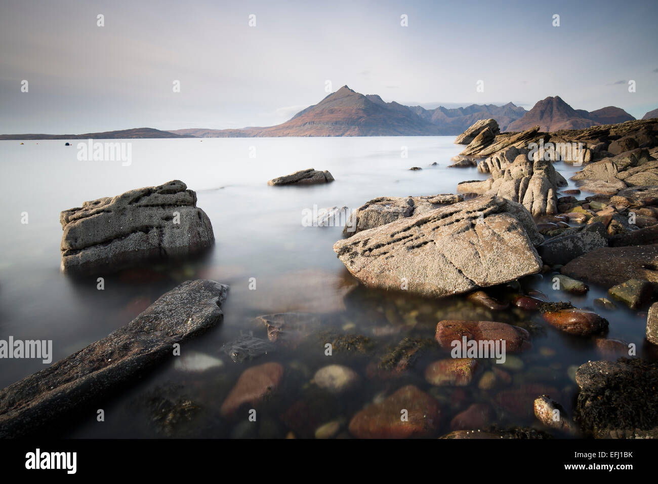La vue depuis Elgol sur le Loch Scavaig au Cuillin Hills, Skye, Scotland Banque D'Images
