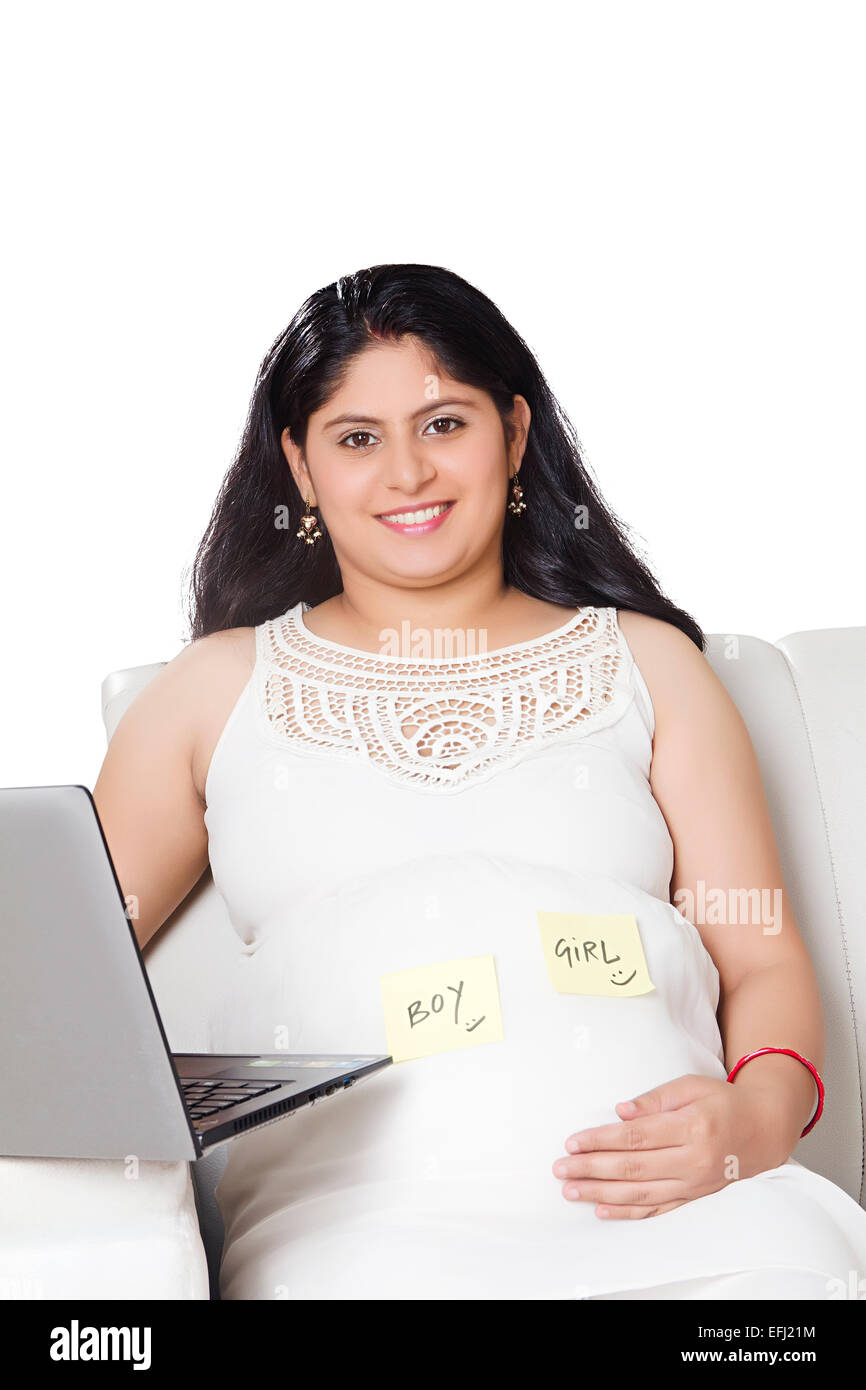 1 femme Grossesse indiennes de la confusion de l'ordinateur portable Banque D'Images