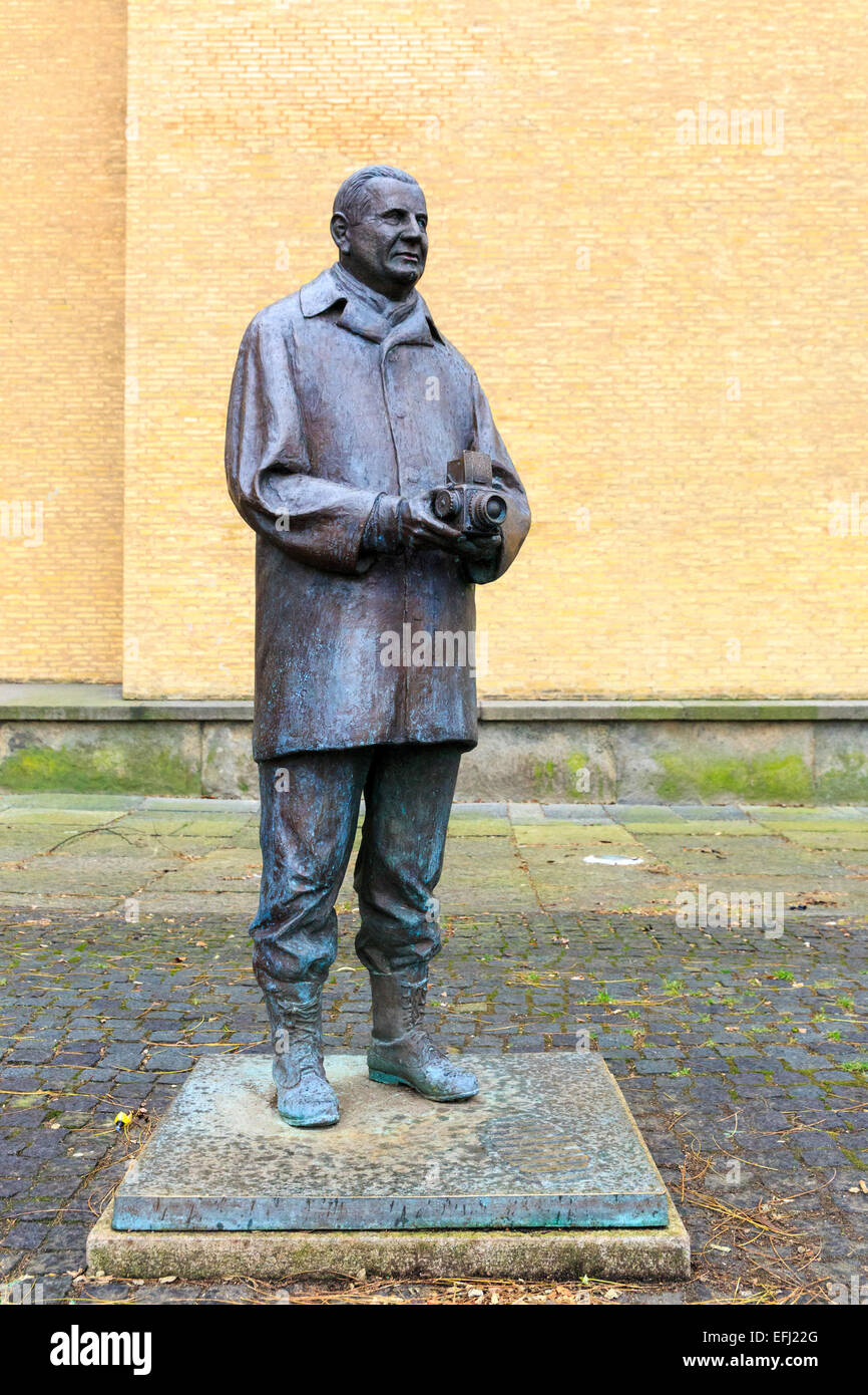 Statue de l'inventeur suédois et photographe, Victor Hasselblad avec appareil moyen format en mains à Götaplatsen, Göteborg, Suède modèle libération : N° des biens : Non. Banque D'Images