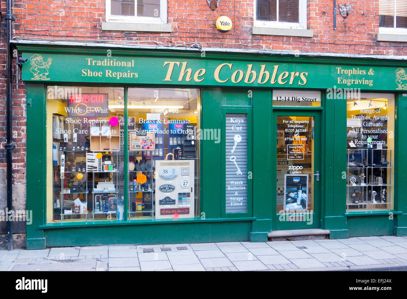 The Cobblers un atelier traditionnel de réparation de chaussures à Ashbourne, Derbyshire, Angleterre, Royaume-Uni Banque D'Images