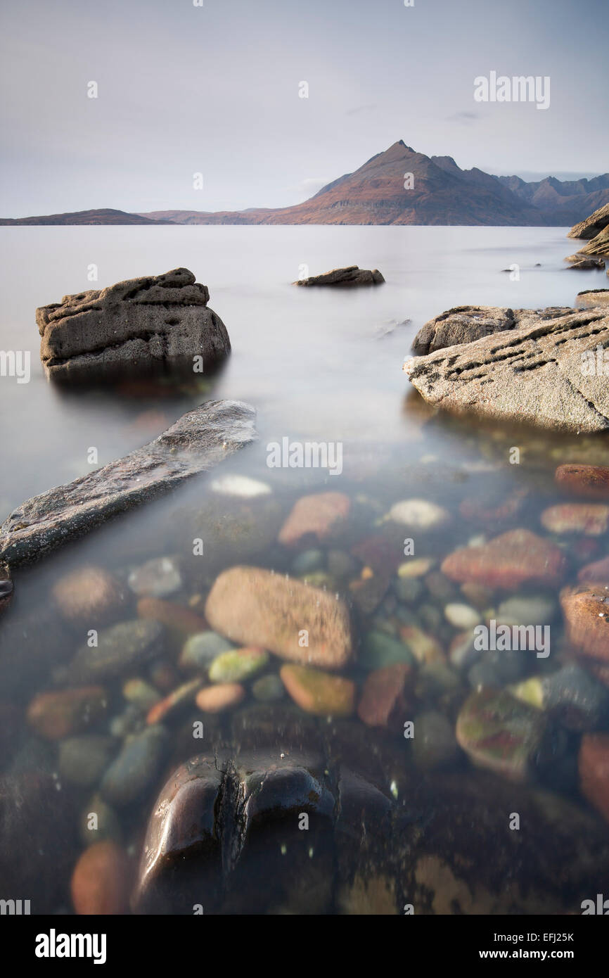 La vue depuis Elgol sur le Loch Scavaig au Cuillin Hills, Skye, Scotland Banque D'Images