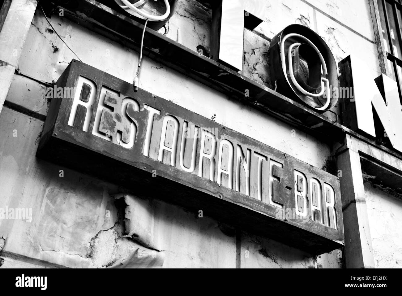 Signe de restaurant déserte. Image en noir et blanc Banque D'Images