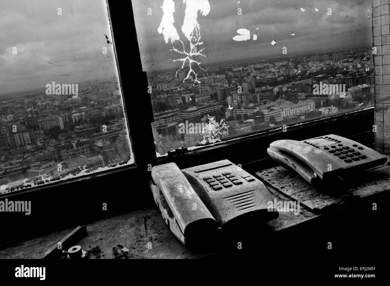 Panorama de Milan (Italie) vu d'une fenêtre abandonnée de gratte-ciel Banque D'Images