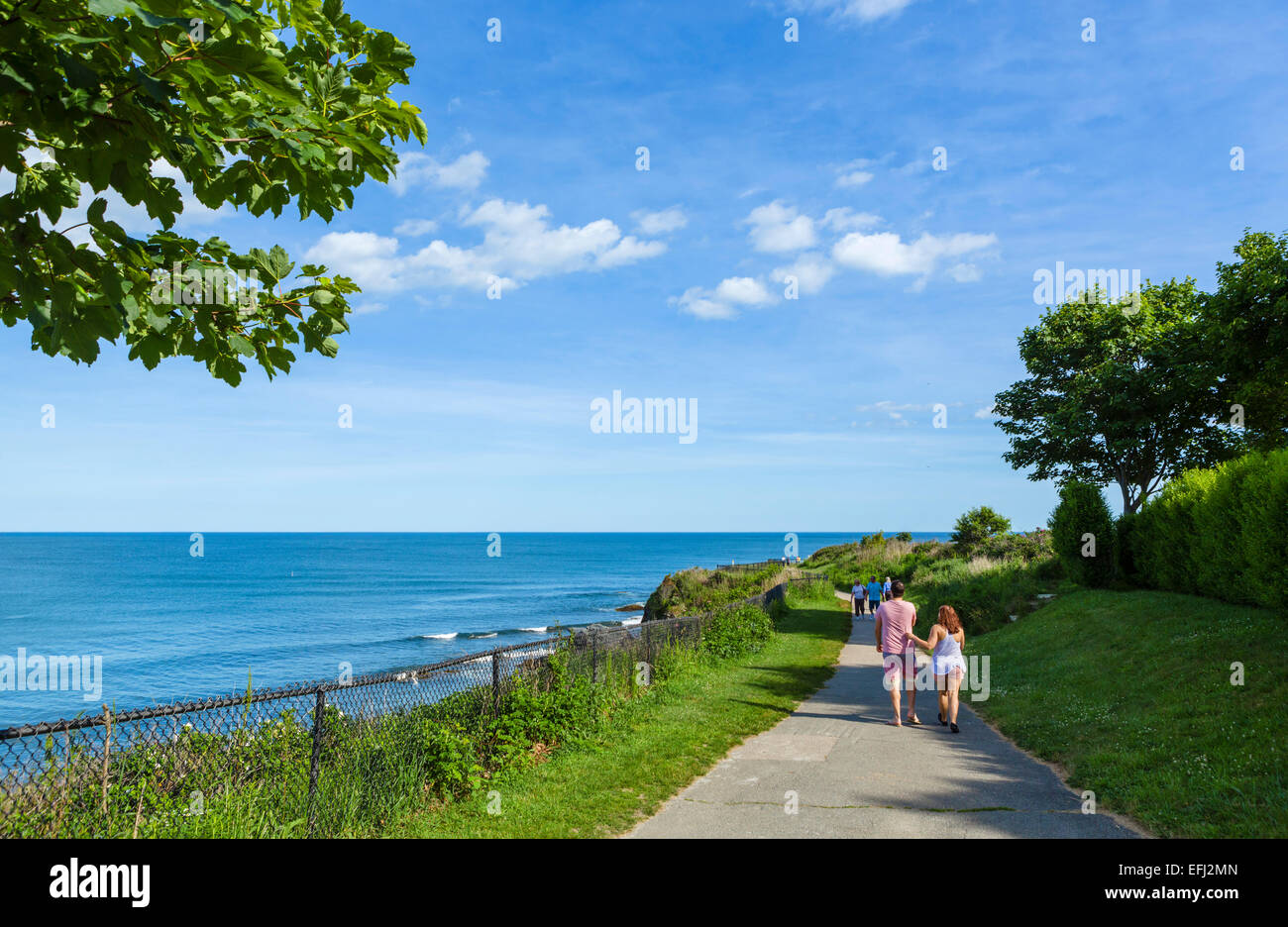 Cliff Walk, à partir de laquelle un grand nombre de manoirs Bellevue historique peut être vu, Newport, Rhode Island, USA Banque D'Images