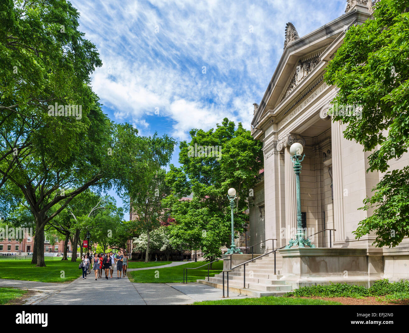 Les élèves en face de la John Carter Brown Library, College Green (Vert) principal, Brown University, Providence, Rhode Island, USA Banque D'Images