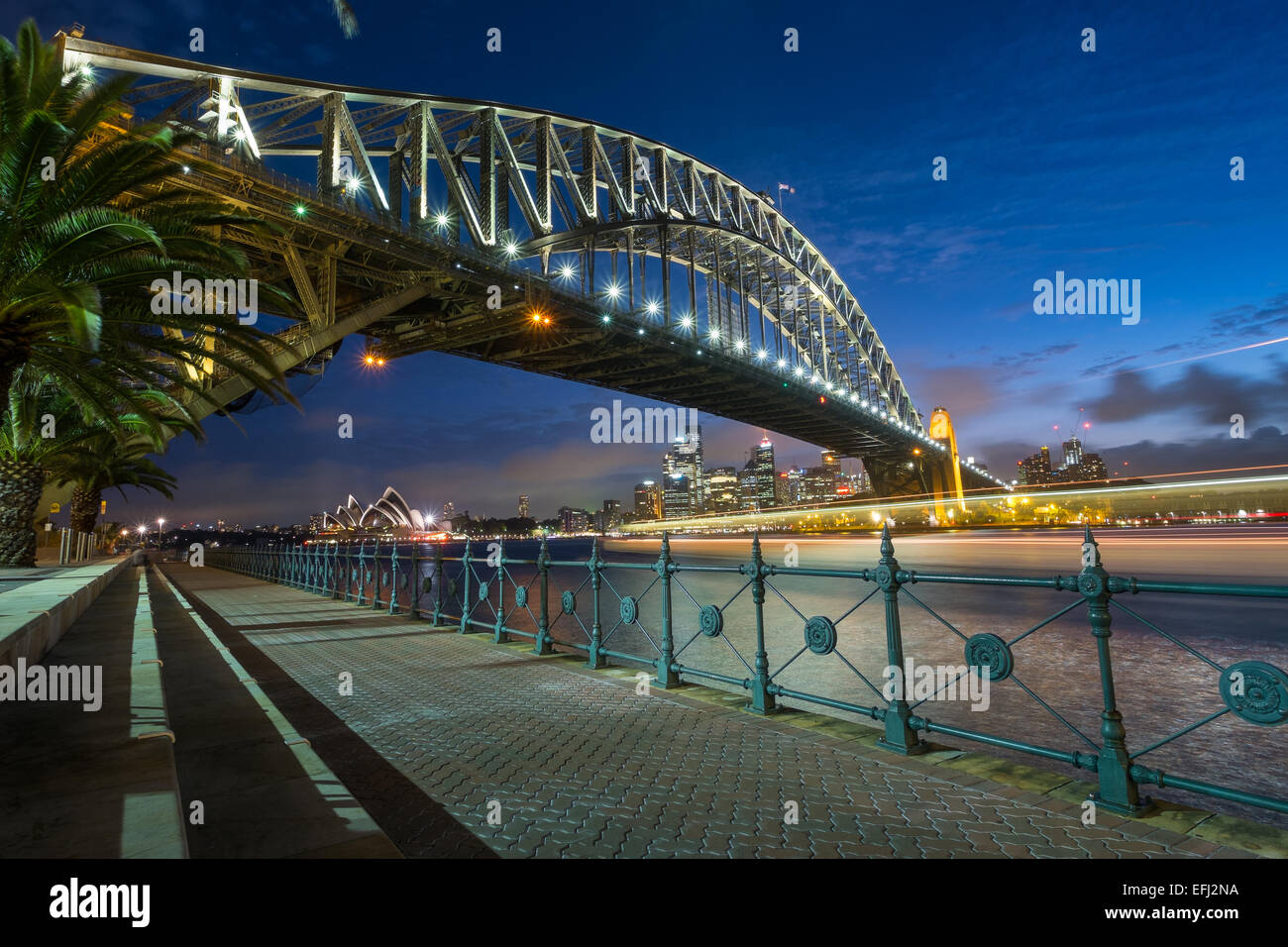 SYDNEY, AUSTRALIE- 5 janvier 2015 : l'emblématique pont du port de Sydney avec l'Opéra de Sydney dans l'arrière-plan au crépuscule sur un Janu Banque D'Images
