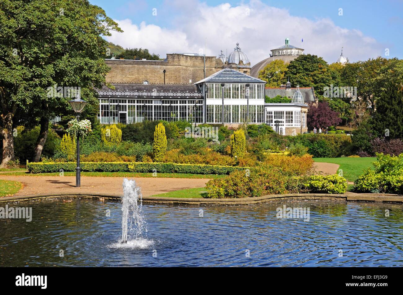 Pavillons et le côté de Opera House de Pavilion Gardens, Buxton, Derbyshire, Angleterre, Royaume-Uni, Europe de l'Ouest. Banque D'Images